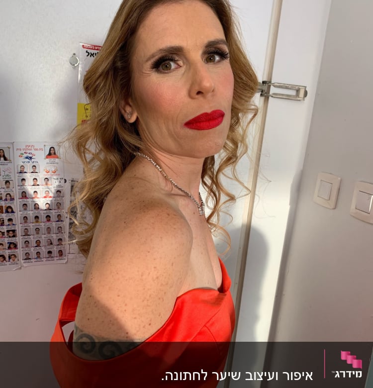 איפור עיניים דרמטי ושפתון אדום בוהק